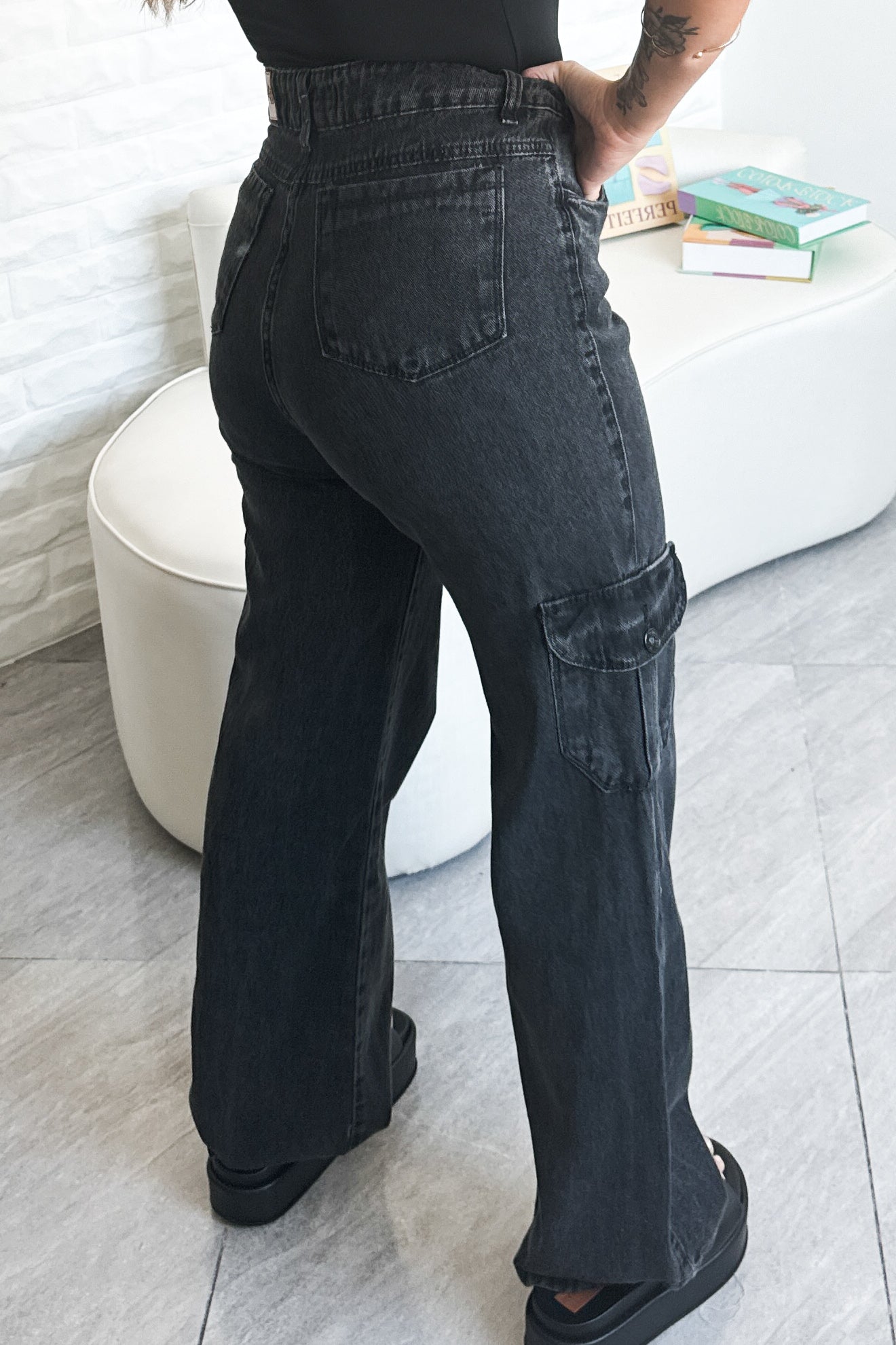 Calça Wide Leg Jeans Cargo Preta Marmorizada